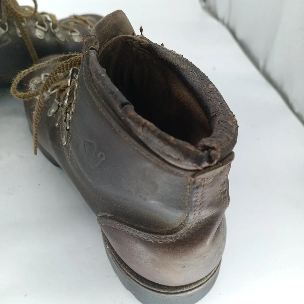 Vintage Vasque Mountaineering Hiking Boots Brown Leather Vibram Sole Mens 9.5 M